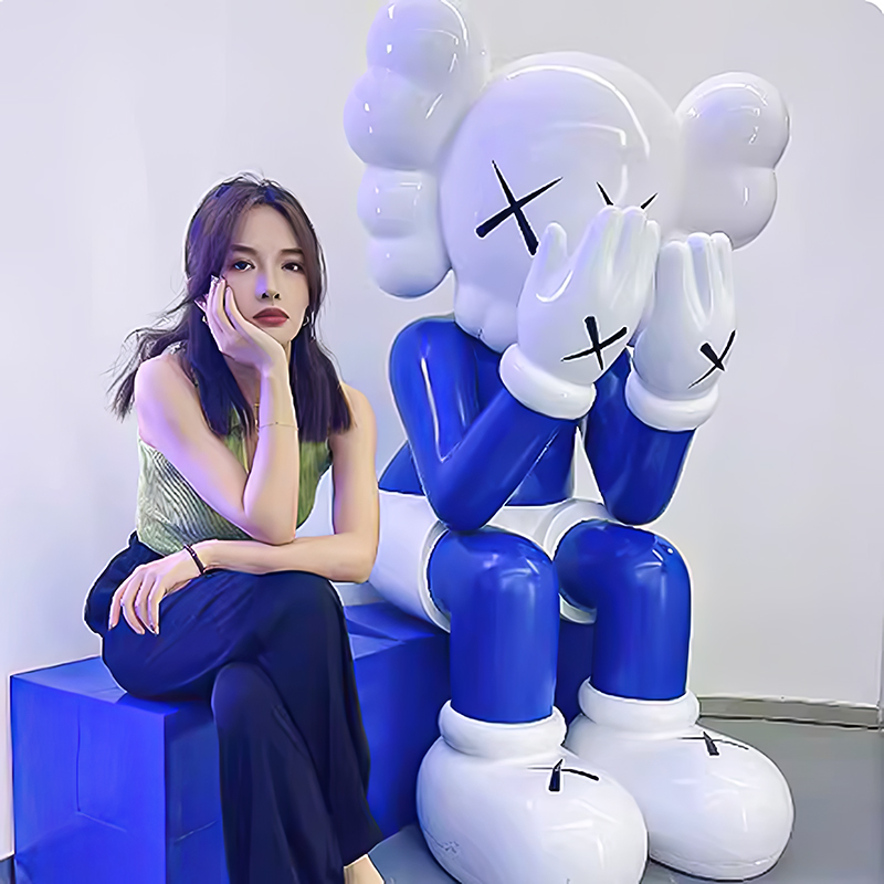 الطلاء الكهربائي اللون بالحجم الطبيعي النحت Kaws